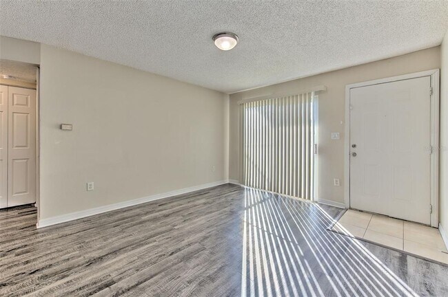Building Photo - 308 Lake Parsons Green