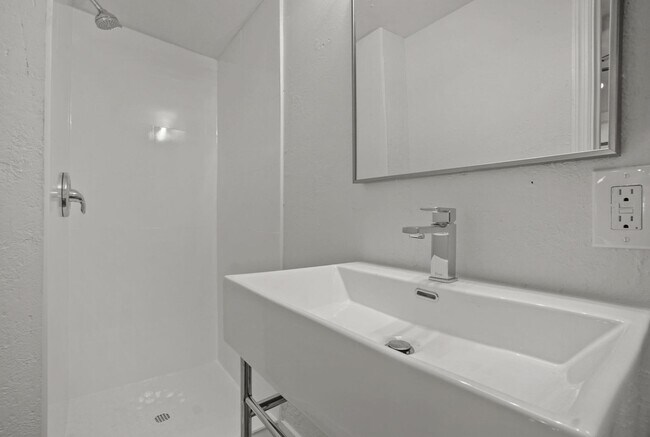 Building Photo - 422 Kanuga Dr