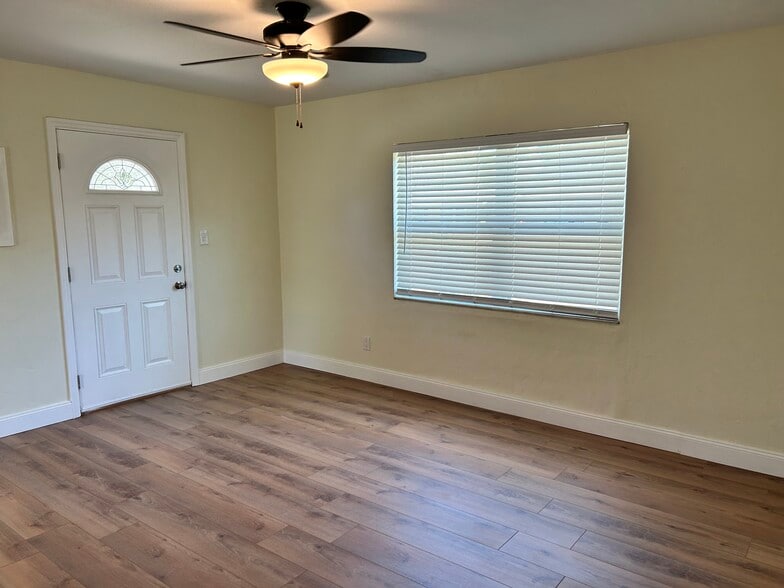 Building Photo - 827 40th St S