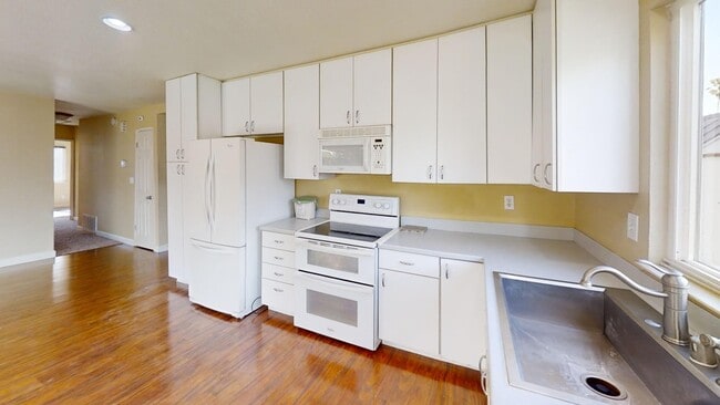 Building Photo - 6556 Mossview Way