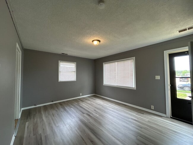 Building Photo - Updated 2-Bedroom, 1-Bathroom Home in Sout...
