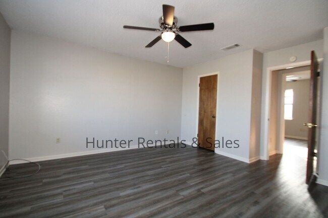 Building Photo - Super Cute!