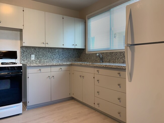 Building Photo - Newly Refinished 2 Bed, 1 Bath + Bonus Roo...