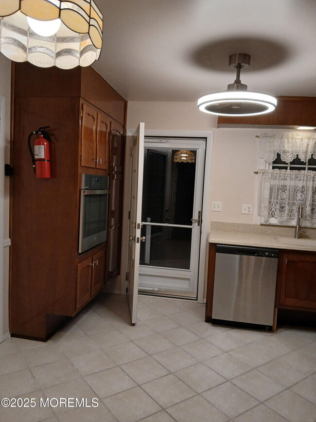 Building Photo - 239D Huntington Dr