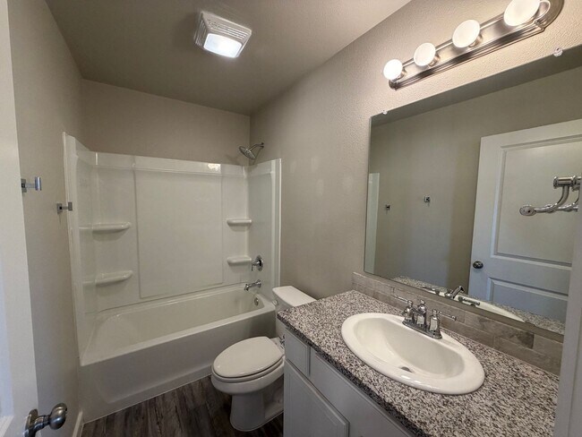 Building Photo - Pre leasing for July: 3/2 located in Upland Crossing!