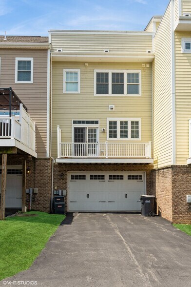 Building Photo - 335 Osona Ln