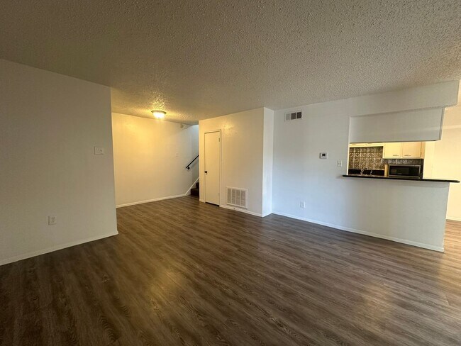 Building Photo - Charming 2-Bed Unit in Dallas! Community p...