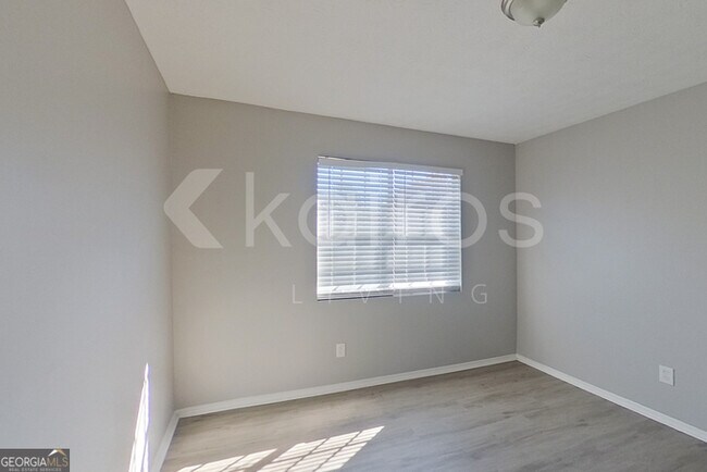 Building Photo - 3160 Creekwood Dr