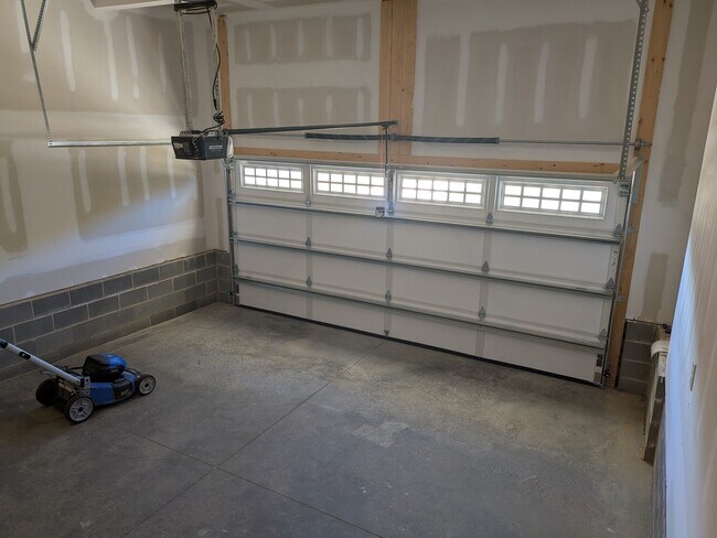 Building Photo - 1384 Ouray Dr