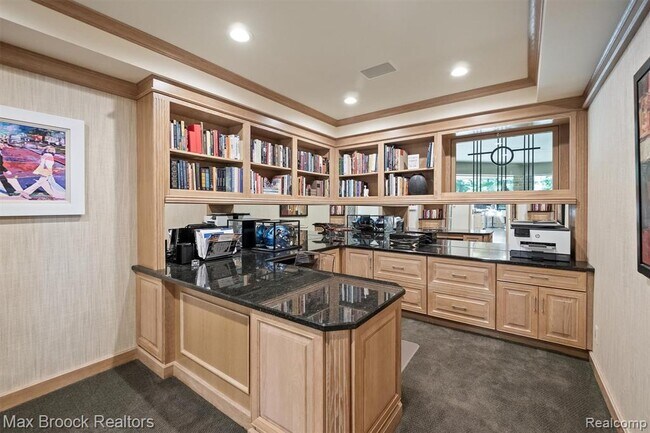 Building Photo - 3333 W Shore Dr