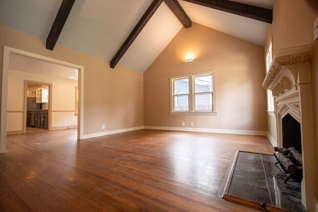 Building Photo - 2124 E 19th St