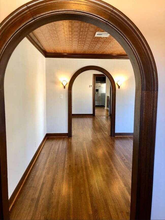 Building Photo - Beautifully renovated single-level home in...