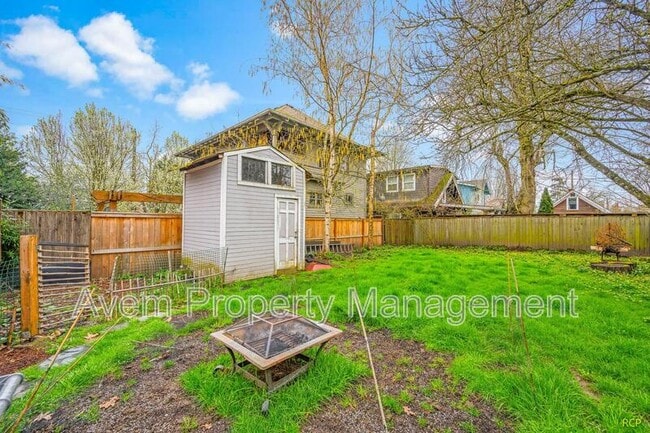 Building Photo - 626 NE Russell St