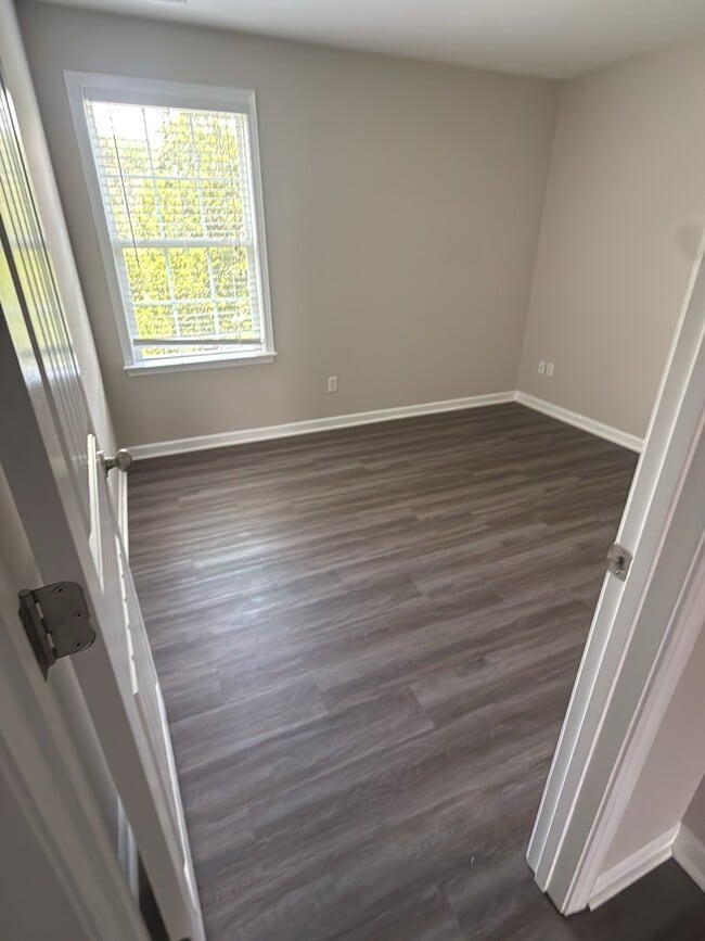 Building Photo - 654 Pippin Dr