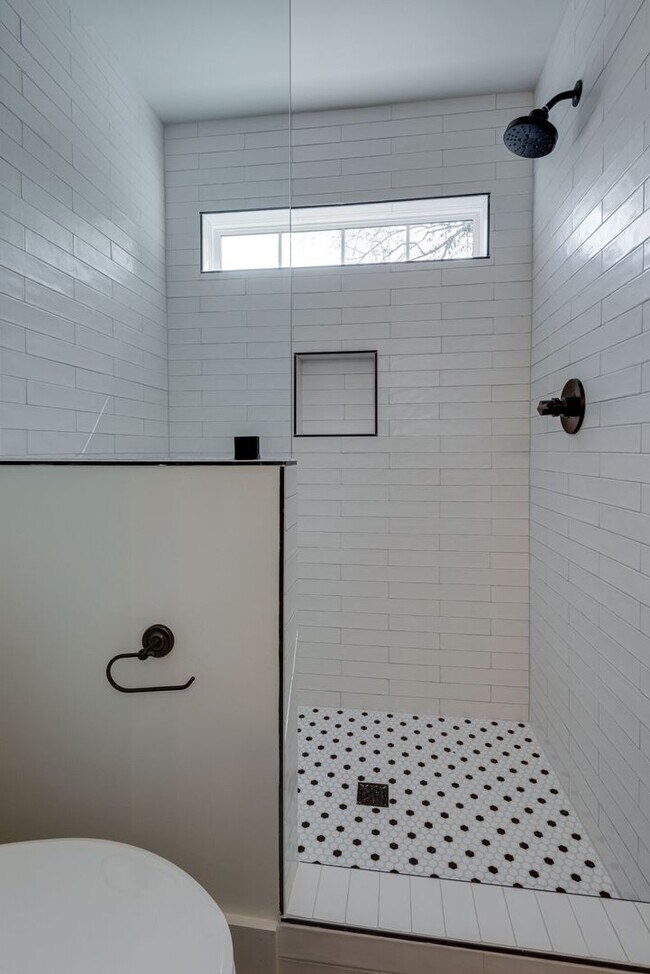 Building Photo - Bright + Modern 4BR in Walkable Inglewood — Available Dec 1