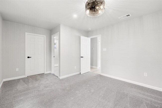 Building Photo - 7000 Carwill Dr