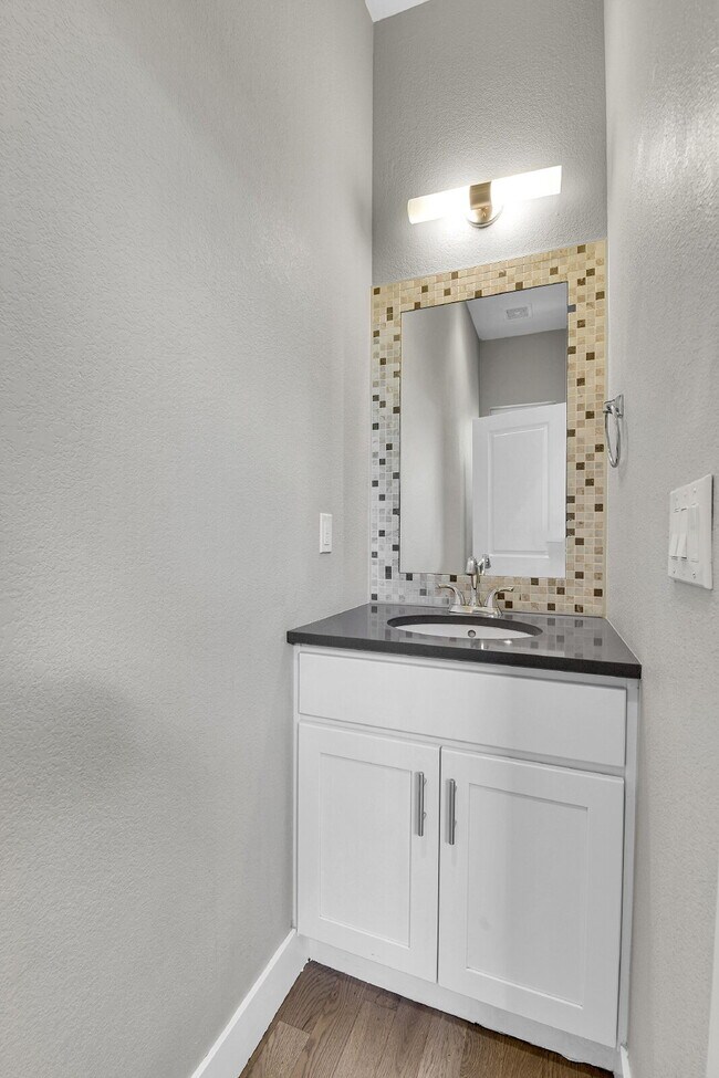 Building Photo - $2,850- 2 Bed/2.5-bathroom Townhome in Denver with Rooftop Deck!