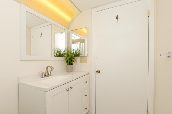 Building Photo - 1950 SW Palm City Rd