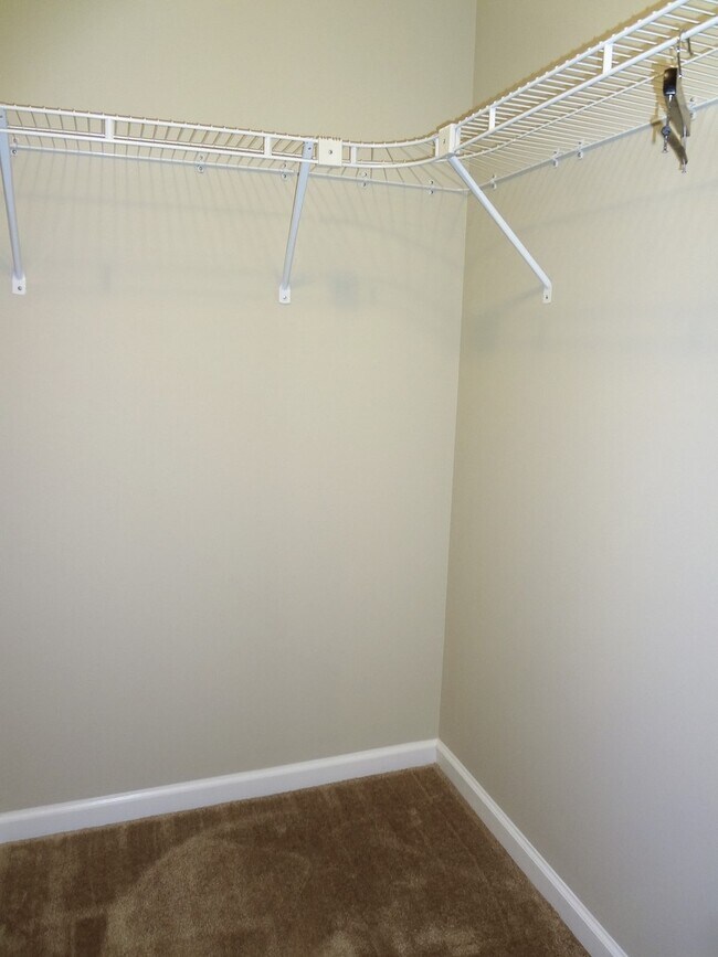 Building Photo - Excellent Townhouse in Ideal Location