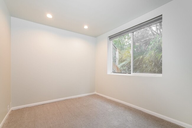 Building Photo - Modern Oasis in Seattle: 2-Bed, 2-Bath with Luxurious Amenities!