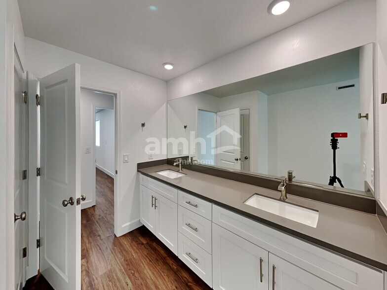 Building Photo - 9158 Ribbon Mdw Ct