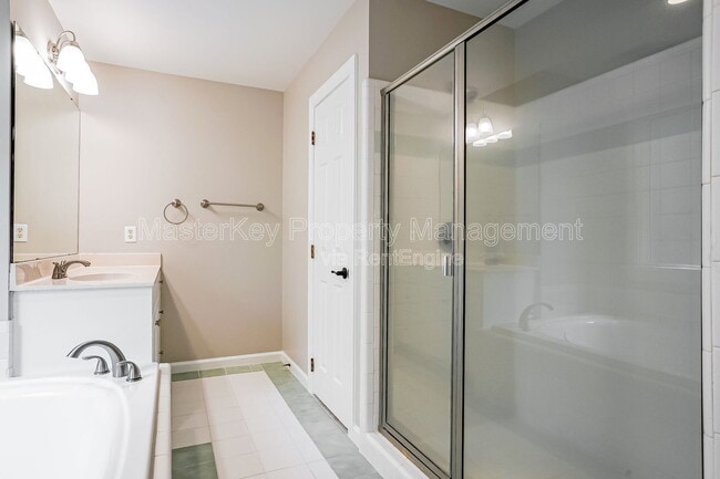 Building Photo - 2304 Knoll Ridge Ln