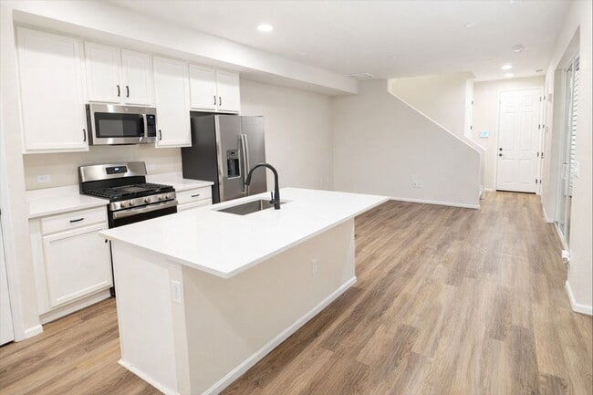 Building Photo - Long Realty & Property Management - 3 Bedroom Townhome in Aurora Highlands