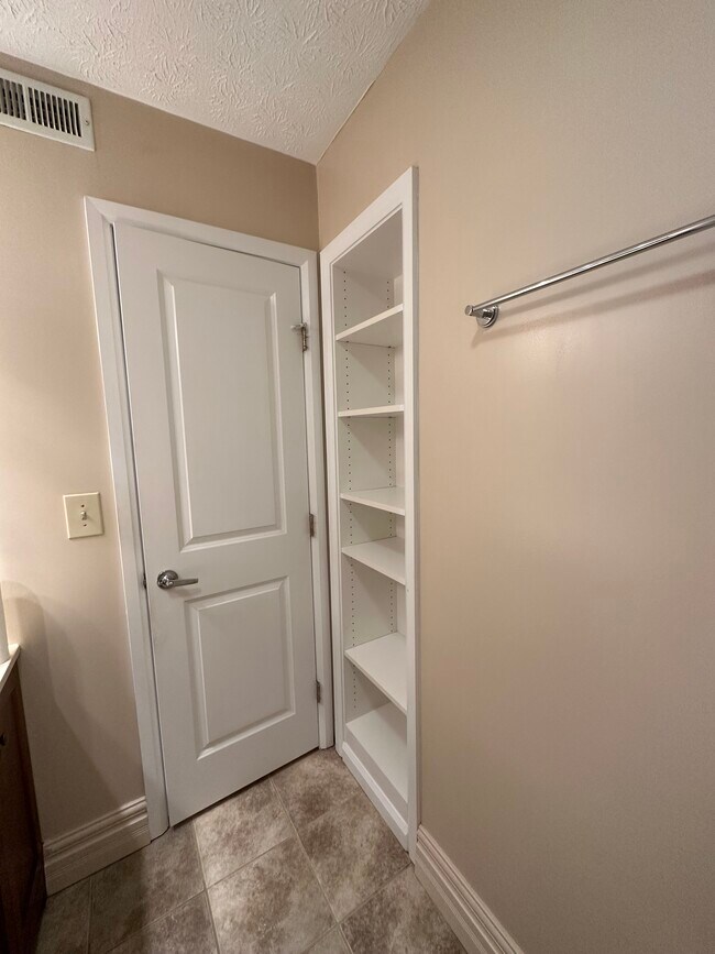 Building Photo - 945 Quay Ave