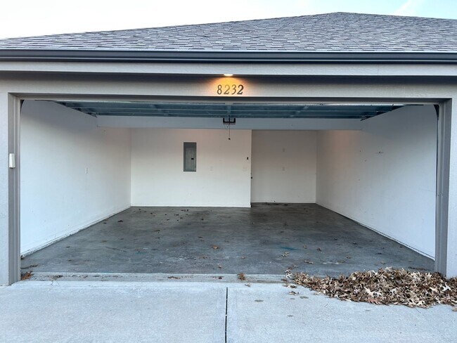 Building Photo - Single Level 2 Bed 2 Car Attached Villa in Blue Springs