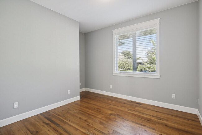 Building Photo - 924 Eleanor Ave