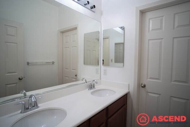 Building Photo - Beautiful 4 Bedroom in Southwest!