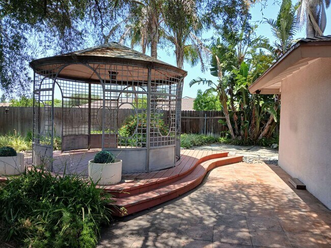 Building Photo - 444 Redlands Ave