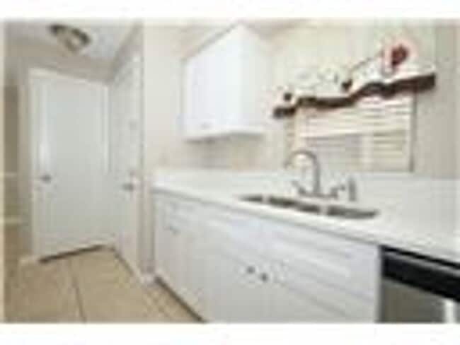 Building Photo - 204 Dorchester Square