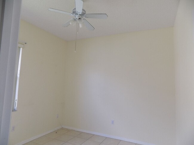 Building Photo - 102 Carnival Dr