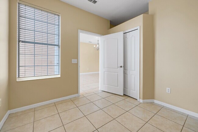 Building Photo - "Charming 3-Bed, 2-Bath Condo Oasis in Orlando – 1,000 Sq Ft of Comfort!"