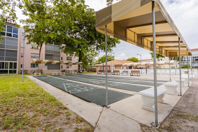 Building Photo - 2811 Somerset Dr
