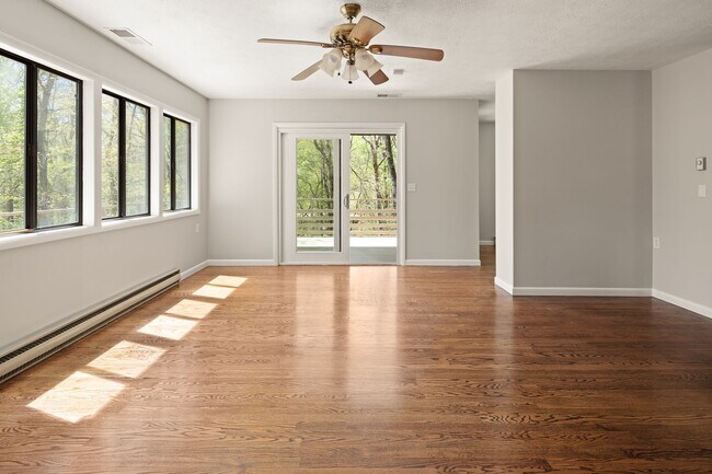 Building Photo - Lovely Home - Beautiful Wooded Setting