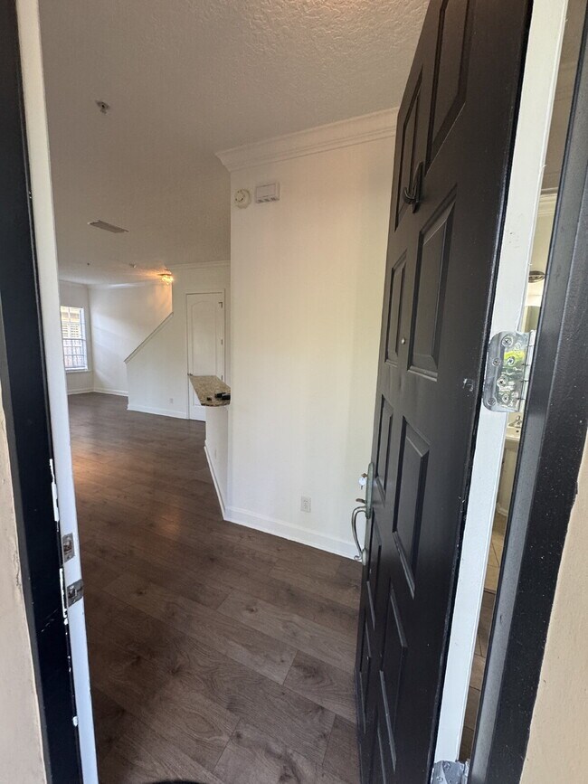 Building Photo - "Spacious 3-Bed Townhouse Retreat in Tampa's Heart - Modern Comforts Await!"