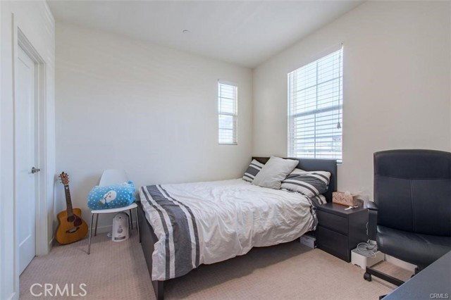 Building Photo - 140 Paramount