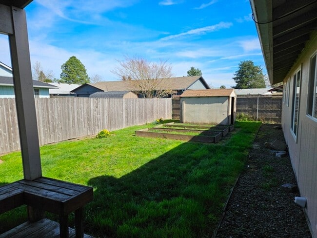 Building Photo - 3Bd/2Ba Single Story Home-Available to View!
