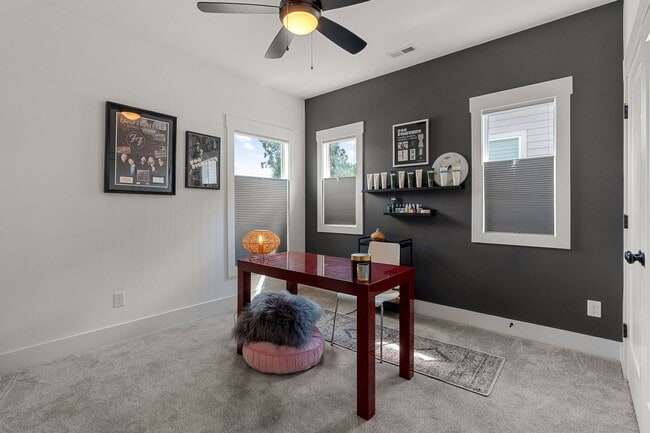 Building Photo - Stunning Rental In Charlotte Parkside