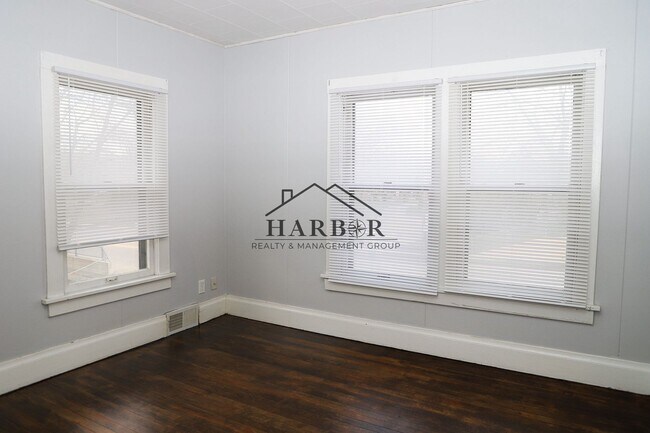 Building Photo - 11th Avenue NE Duplex