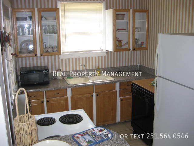 Building Photo - 5105 Pineview Ln S