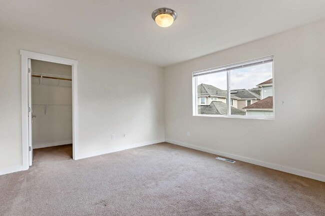 Building Photo - Enjoy this immaculate home in a park-like setting showcasing the beauty of the Issaquah Highland ...