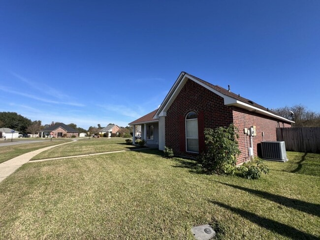 Building Photo - Corner-Lot Comfort in Zachary! — Spacious 3BR Home in Ravenwood Subdivision