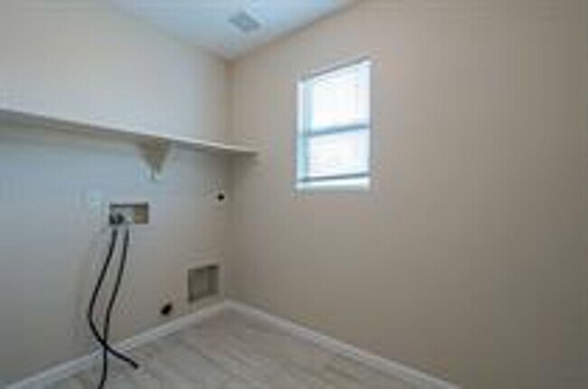 Building Photo - Limited Time: No Application Fee Required Apply for FREE — $55 Fee Waived 5 BDRM 2.5 BATHS