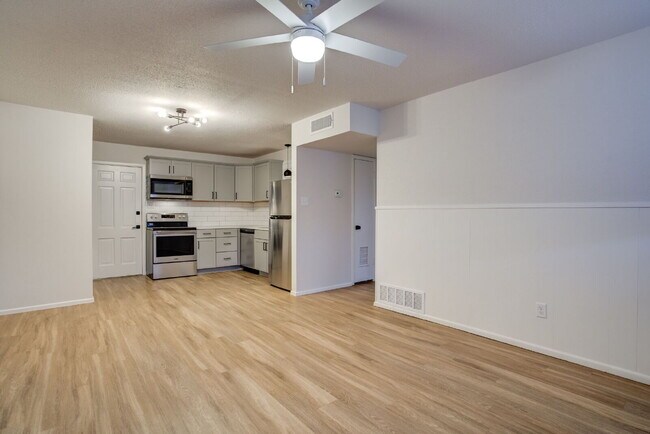 Building Photo - Fully updated 2/1 In Levelland!