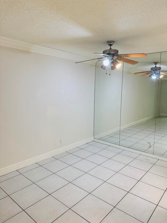 Building Photo - 1527 S Flagler Dr