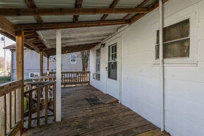 Building Photo - 2 Bedroom | 1 Bathroom | With a Large Deta...
