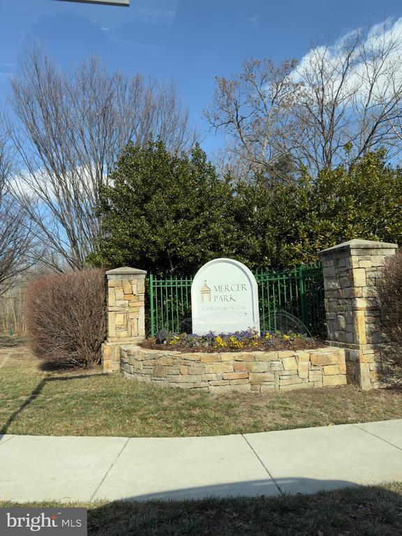 Building Photo - 24701 Byrne Meadow Square